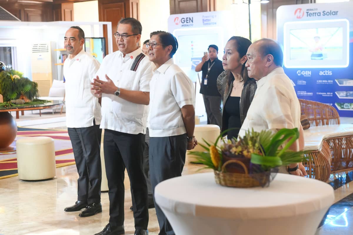 MERALCO leaders give President Ferdinand Marcos Jr. (center) a tour of the exhibit showcasing Meralco’s innovations and partnerships. Seen in the photo are (from left) MGEN president and CEO Emmanuel V. Rubio, Meralco executive vice president and COO Ronnie L. Aperocho, President Marcos Jr., DoE Secretary Sharon S. Garin and  Meralco president and CEO Manuel V. Pangilinan.