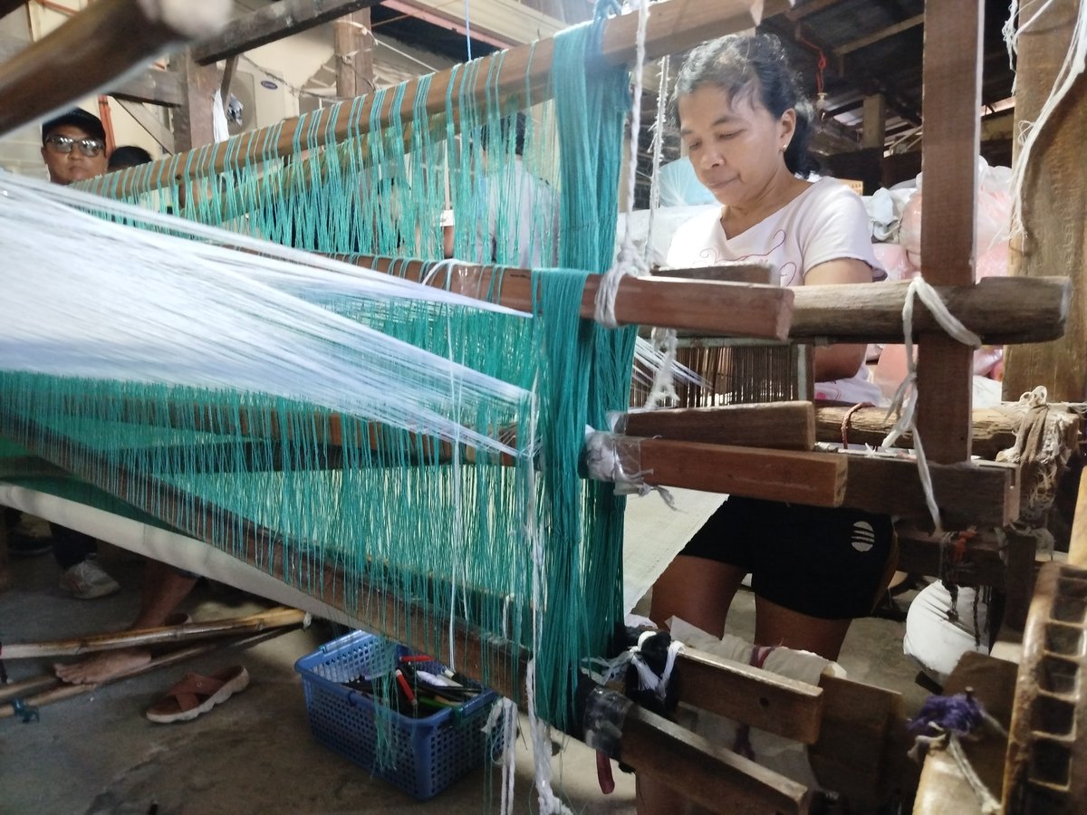"Abel". Weaving through a traditional "telar" or wooden weaving machine. Aldwin Quitasol