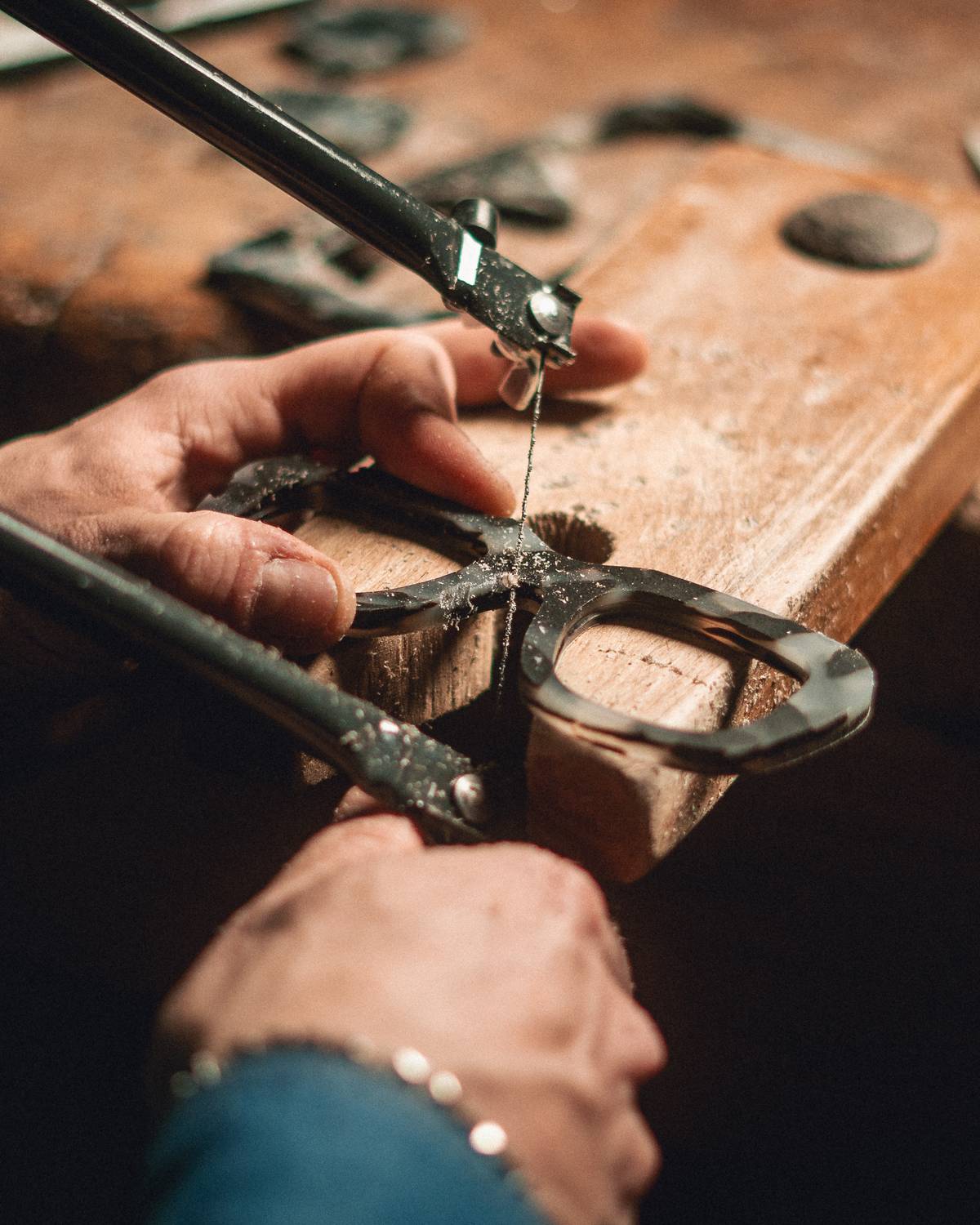 FROM selecting the finest materials to perfecting the finishing touches, skilled artisans transform raw acetate, horn and metal into eyewear that carries character and personality.