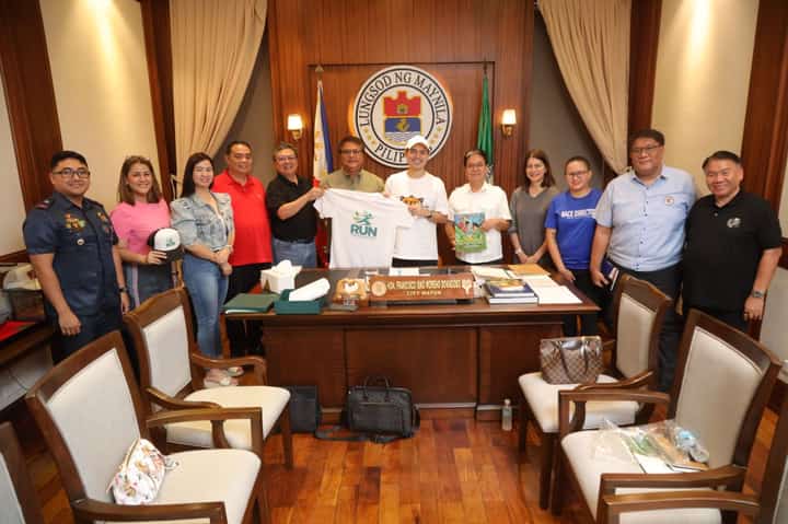 Mayor Isko Moreno with officials of Million Trees Foundation and representatives from bamboo sector