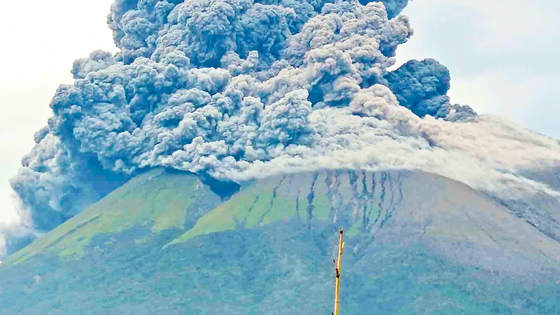 Kanlaon acts up anew, ashfall prompts evacs