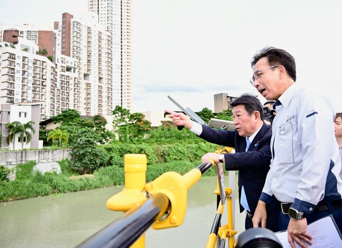 Foreign Minister MOTEGI Toshimitsu inspects the progress of the Pasig-Marikina River Channel Improvement Project in January 2026.