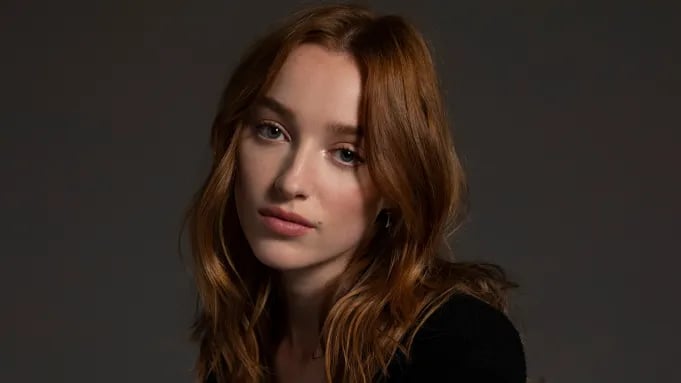 Phoebe Dynevor to lead 'Beach Read' film adaptation