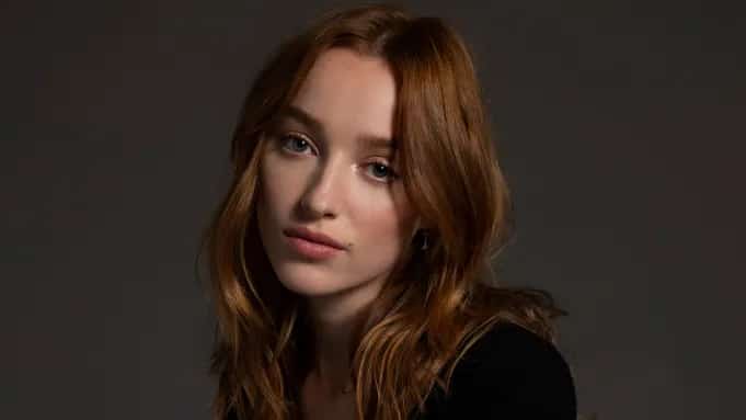 Phoebe Dynevor to lead 'Beach Read' film adaptation