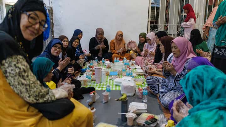 Iftar preparations on second day of Ramadan in Quiapo Mosque