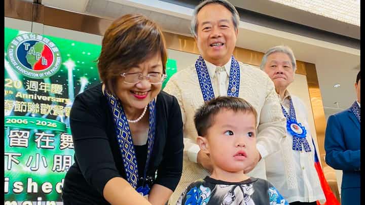 AT TAPh’s 20th, a simple exchange with children and red envelopes captured the quiet continuity of Taiwan’s community life here.