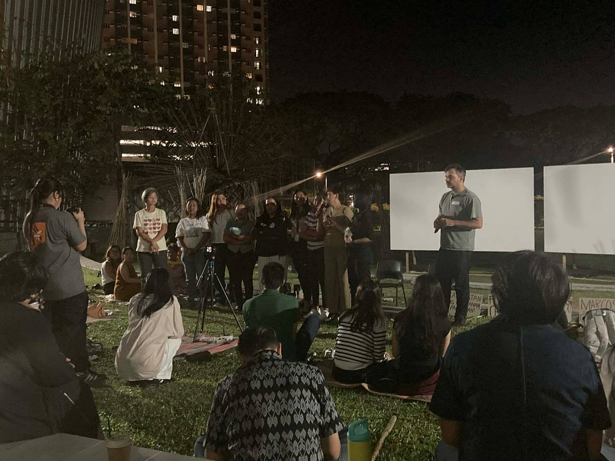 Artists Ben Brix and Kiri Dalena (right) are joined by members of Silingan Coffee during the start of the talkback sessing of ‘Walang Masulingan’ installation at the Ateneo Art Gallery.