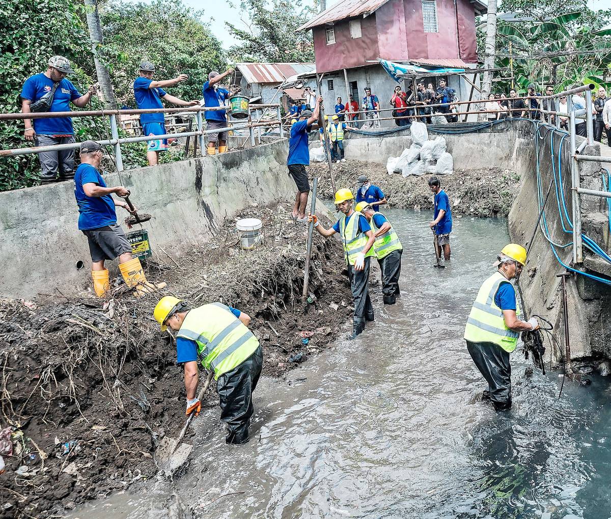 A MOMENTno one quite expected was immortalized when former rivals for the vice presidency (2016) and the presidency (2022) President Ferdinand R. Marcos Jr. (right) and Naga City Mayor Leni Robredo (center) met on Saturday, 21 February to inspect the Magaya-gaya Creek Oplan Kontra Baha in Barangay Concepcion Pequeña, Sitio Magaya-gaya Creek, Naga City (inset). With them (at left) is Department of Human Settlements and Urban Development Secretary Jose Ramon ‘Ping’ P. Aliling.