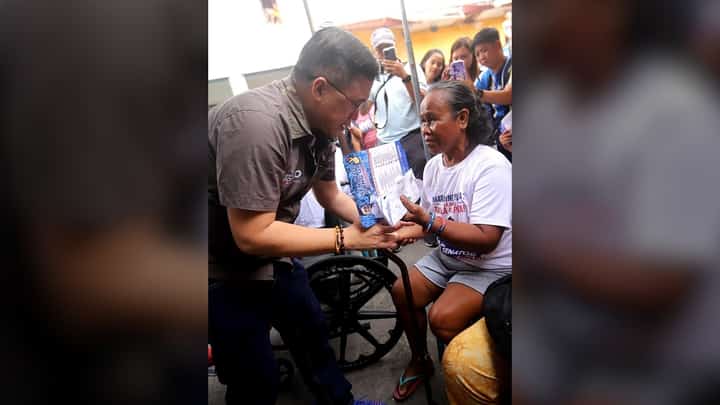 SENATOR Christopher ‘Bong’ Go visited Barangay Tañong in Malabon City to distribute assistance and personally check on the 111 residents affected by the recent fire incident.
