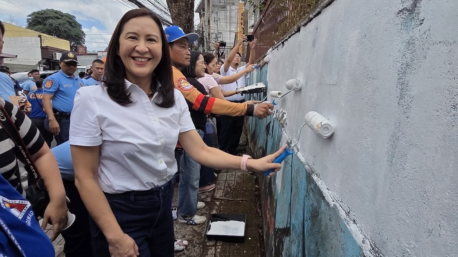 Belmonte joins QCPD in anti-vandalism campaign launched in different barangays