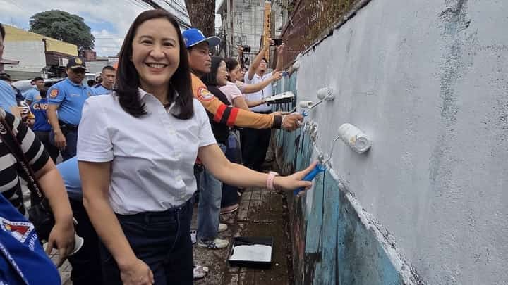 Quezon City Mayor Joy Belmonte assisting officials from the Quezon City Police District and Barangay Officials from Barangay Sikatuna and Barangay Teachers Village East in Quezon City for project Hilamos this Saturday.