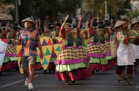 NAGDAGDAG ng kulay at sayaw sa 176th founding anniversary ng La Union ang 20 contingents mula sa 19 bayan at 1 lungsod.