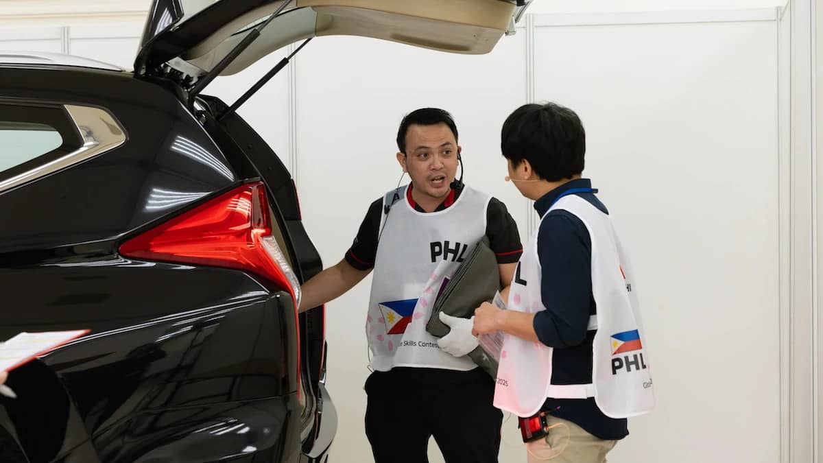 RAYMOND Rivera demonstrates the full-service advisor process during the role play segment of the competition.