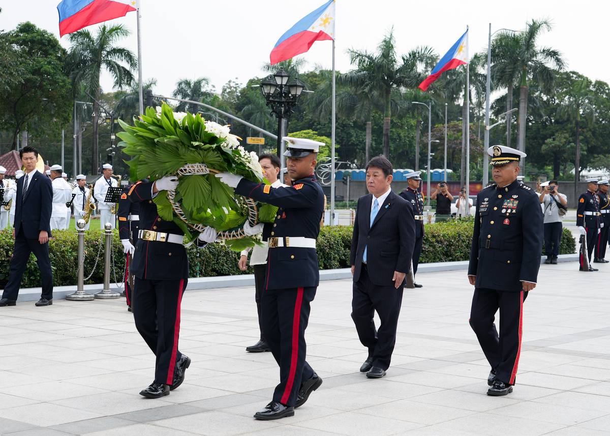 FOREIGN Minister MOTEGI Toshimitsu offers flowers at Rizal Park during his visit in January 2026.