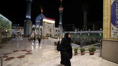 Iranian students reprise protest slogans