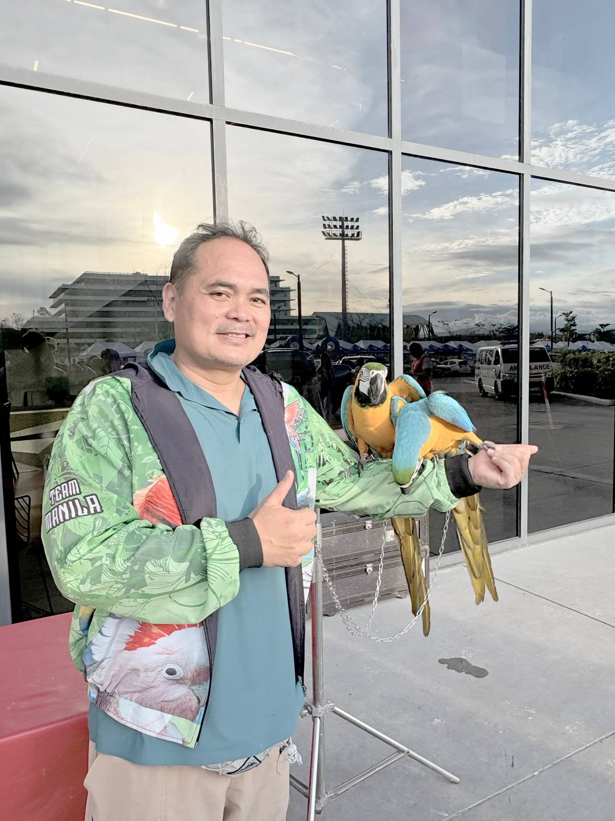 PASSION and care Florante Gozon, the president and founder of Unified Flyers Philippines, poses with his parrots, and the goers paid for a photo opportunity with the birds.