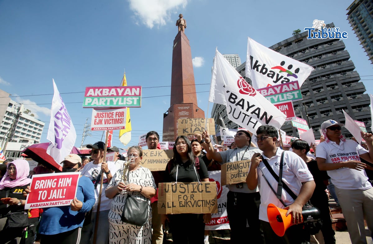 Members of Akbayan Partylist, Simbahan at Komunidad Laban sa Katiwalian (SIKLAB), and families of EJK victims gather at Boy Scout Circle in Quezon City on Monday, 23 February 2026, holding placards demanding justice and full accountability amid the International Criminal Court’s confirmation of charges hearing against former President Rodrigo Duterte over alleged crimes against humanity linked to the government’s anti-drug campaign.
