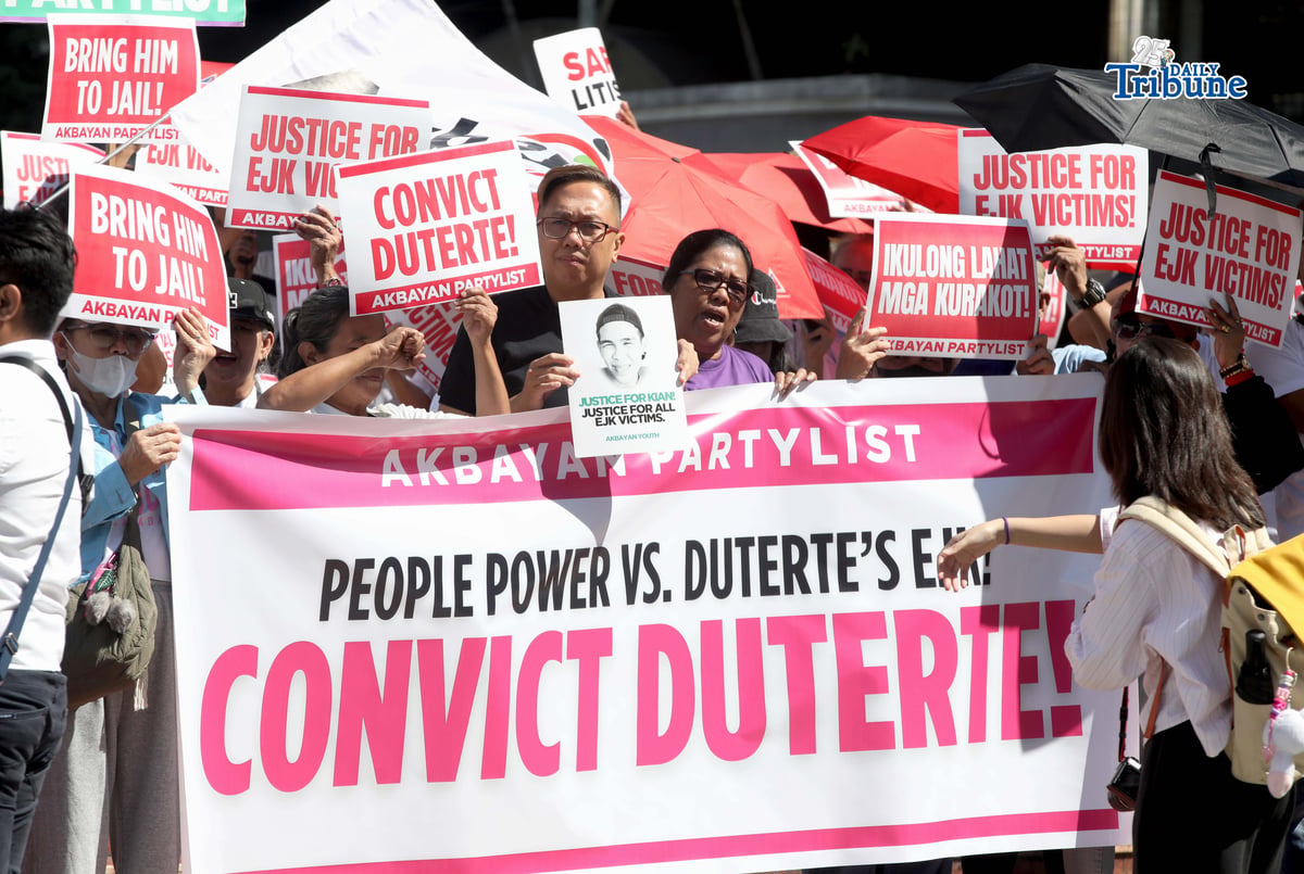 Members of Akbayan Partylist, Simbahan at Komunidad Laban sa Katiwalian (SIKLAB), and families of EJK victims gather at Boy Scout Circle in Quezon City on Monday, 23 February 2026, holding placards demanding justice and full accountability amid the International Criminal Court’s confirmation of charges hearing against former President Rodrigo Duterte over alleged crimes against humanity linked to the government’s anti-drug campaign.