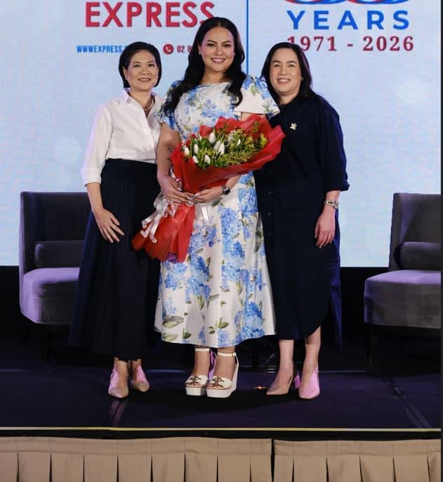 KARLA Estrada (center) with W Express chairman and president Dawn Feliciano and Emilie Alcid.