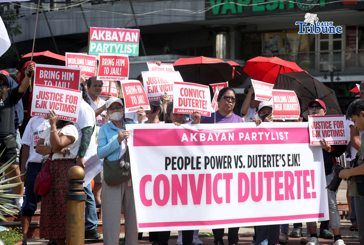 Members of Akbayan Partylist, Simbahan at Komunidad Laban sa Katiwalian (SIKLAB), and families of EJK victims gather at Boy Scout Circle in Quezon City on Monday, 23 February 2026, holding placards demanding justice and full accountability amid the International Criminal Court’s confirmation of charges hearing against former President Rodrigo Duterte over alleged crimes against humanity linked to the government’s anti-drug campaign.