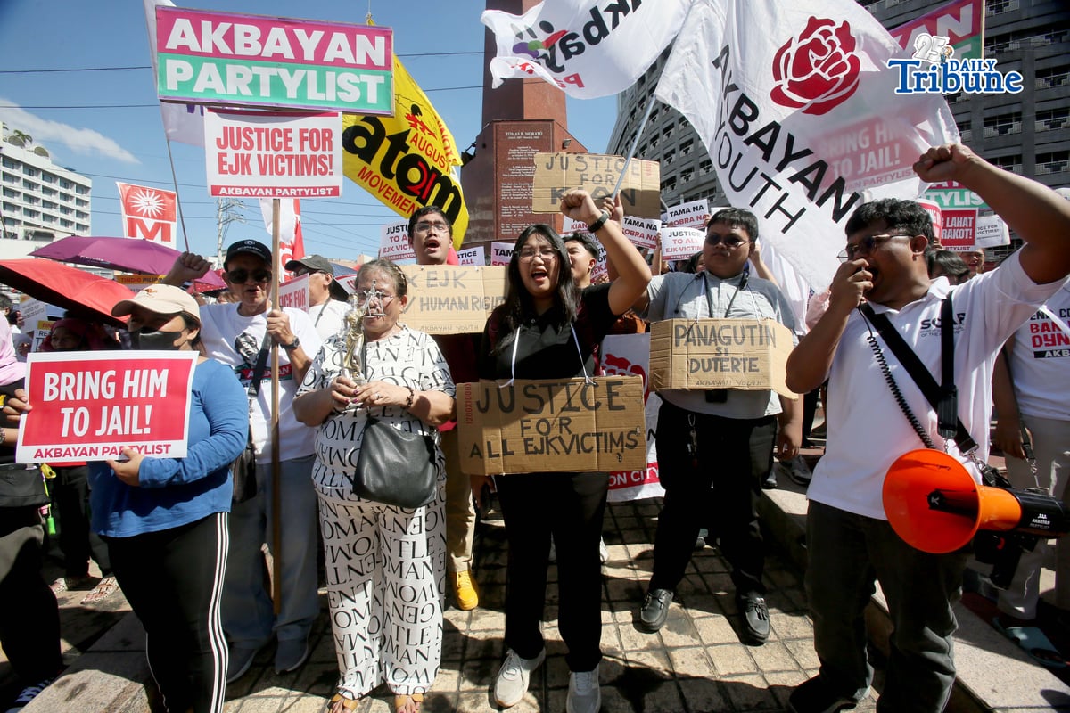 Members of Akbayan Partylist, Simbahan at Komunidad Laban sa Katiwalian (SIKLAB), and families of EJK victims gather at Boy Scout Circle in Quezon City on Monday, 23 February 2026, holding placards demanding justice and full accountability amid the International Criminal Court’s confirmation of charges hearing against former President Rodrigo Duterte over alleged crimes against humanity linked to the government’s anti-drug campaign.