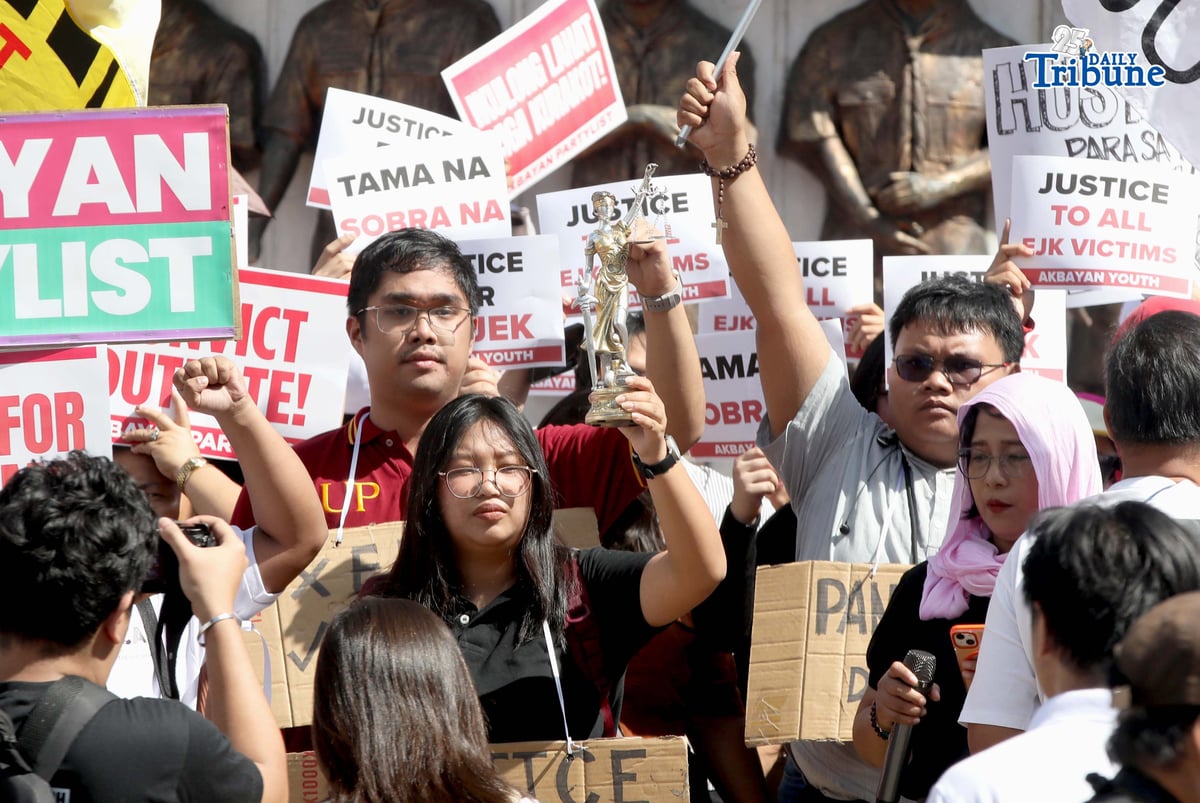 Members of Akbayan Partylist, Simbahan at Komunidad Laban sa Katiwalian (SIKLAB), and families of EJK victims gather at Boy Scout Circle in Quezon City on Monday, 23 February 2026, holding placards demanding justice and full accountability amid the International Criminal Court’s confirmation of charges hearing against former President Rodrigo Duterte over alleged crimes against humanity linked to the government’s anti-drug campaign.