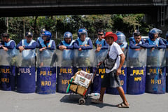 Street vendor sells ice cream to police on duty at EDSA 40