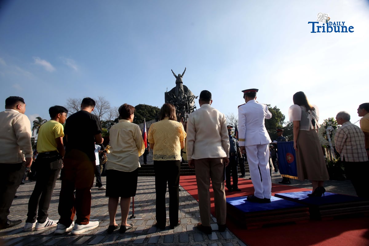 (February 25 2026) PbGen. Randy Glenn Silvio and Quezon City Council Majority Floor leader Councilor Aly Medalla lead the wreath-laying ceremonies to commemorate the 40th Edsa People Power Revolution on Wednesday February 25 2026,  along Edsa in Quezon City. Photo/Analy Labor