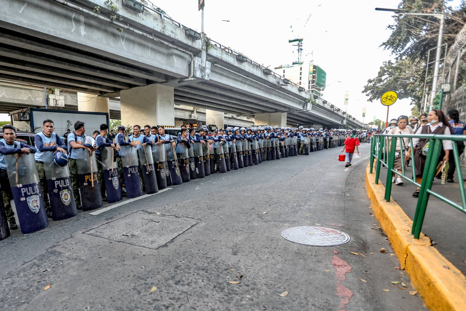 Way from EDSA Shrine to People Power Monument gated by the police. Aram Lascano