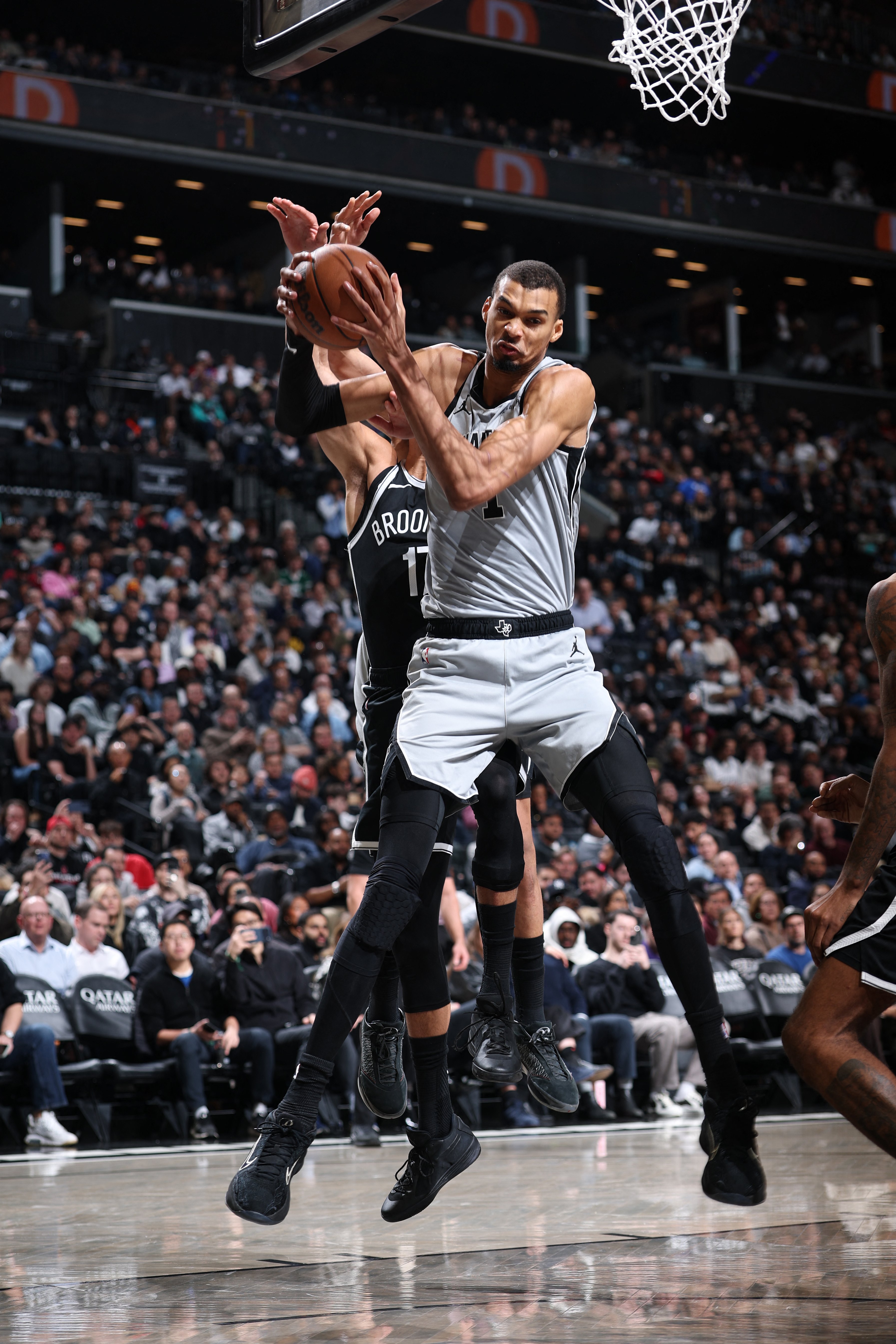 Spurs keep rolling, torch Nets