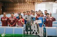 SI Tarlac Governor Christian Yap (gitna, naka-gray na jacket) kasama ang mga atletang nagkamit ng medalya para sa lalawigan sa 2025 SEA Games at Batang Pinoy sa ginanap na recognition ceremony sa Tarlac Provincial Capitol, 26 Pebrero.