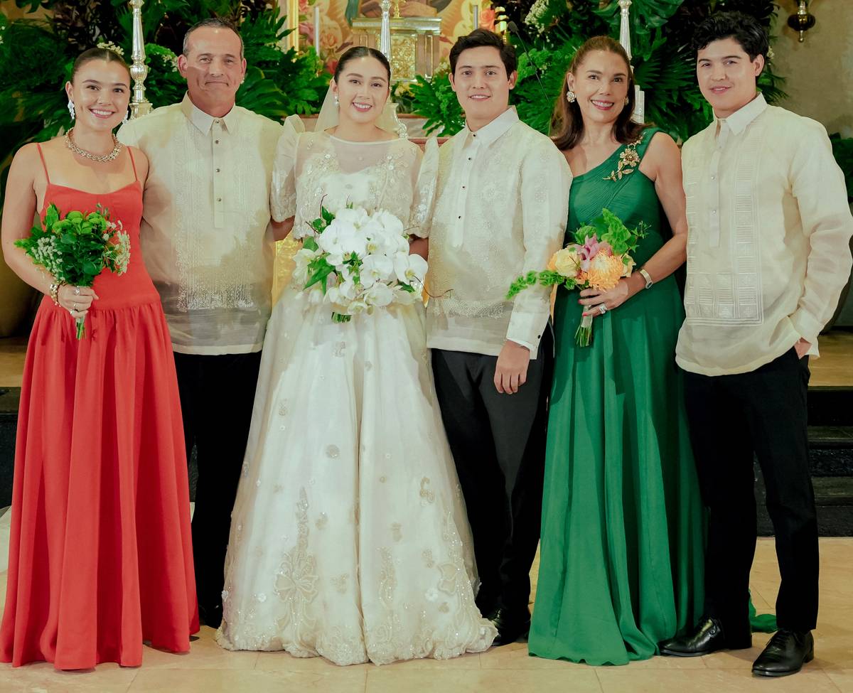 FAMILY of the groom: Isabel, Santi, Maiki, Santiago, Marilen and Enrique Elizalde.
