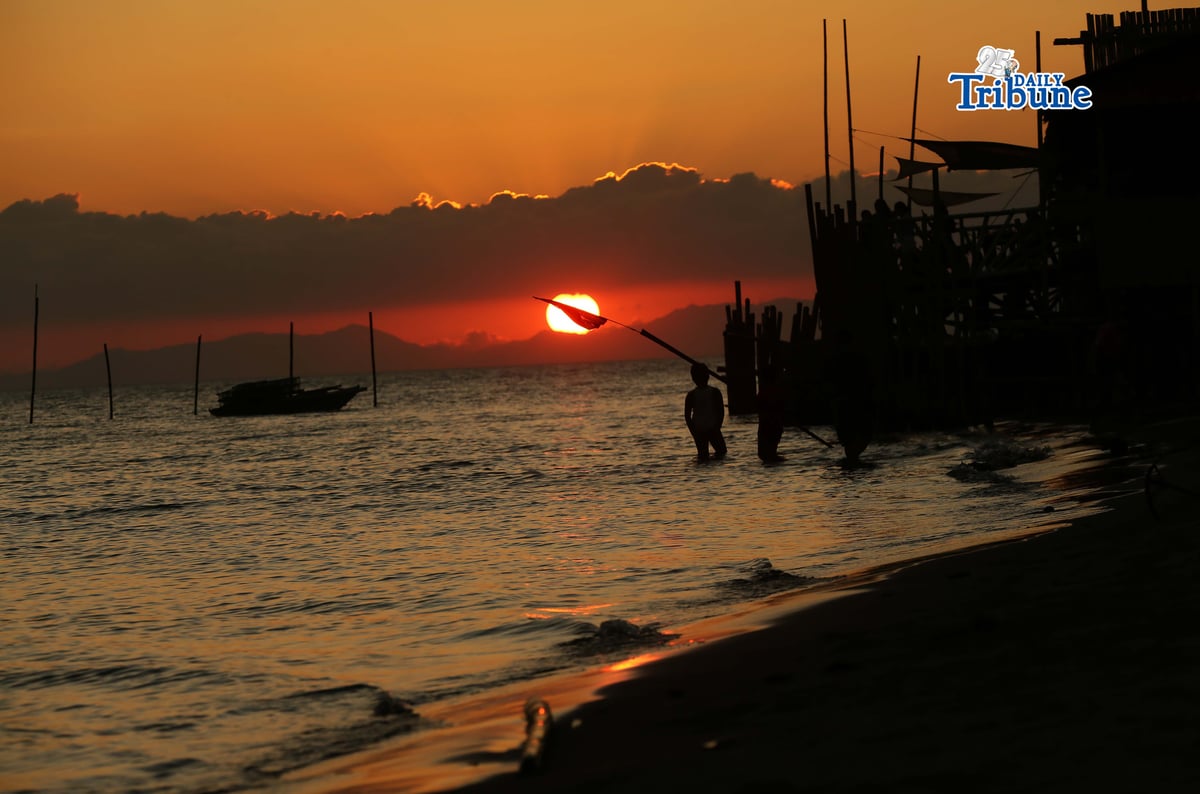 (February 28 2026) A vibrant sunset paints the sky in hues of orange and gold along the shoreline of Arevalo in Iloilo City on February 28, 2026. Silhouettes of the kids enjoy swimming and strolling residents create a tranquil scene against the fading light. The Philippine Atmospheric, Geophysical and Astronomical Services Administration (PAGASA) said the northeast monsoon, locally known as “amihan,” may gradually weaken in the coming days, paving the way for warmer temperatures across most parts of the country. Photo/Analy Labor