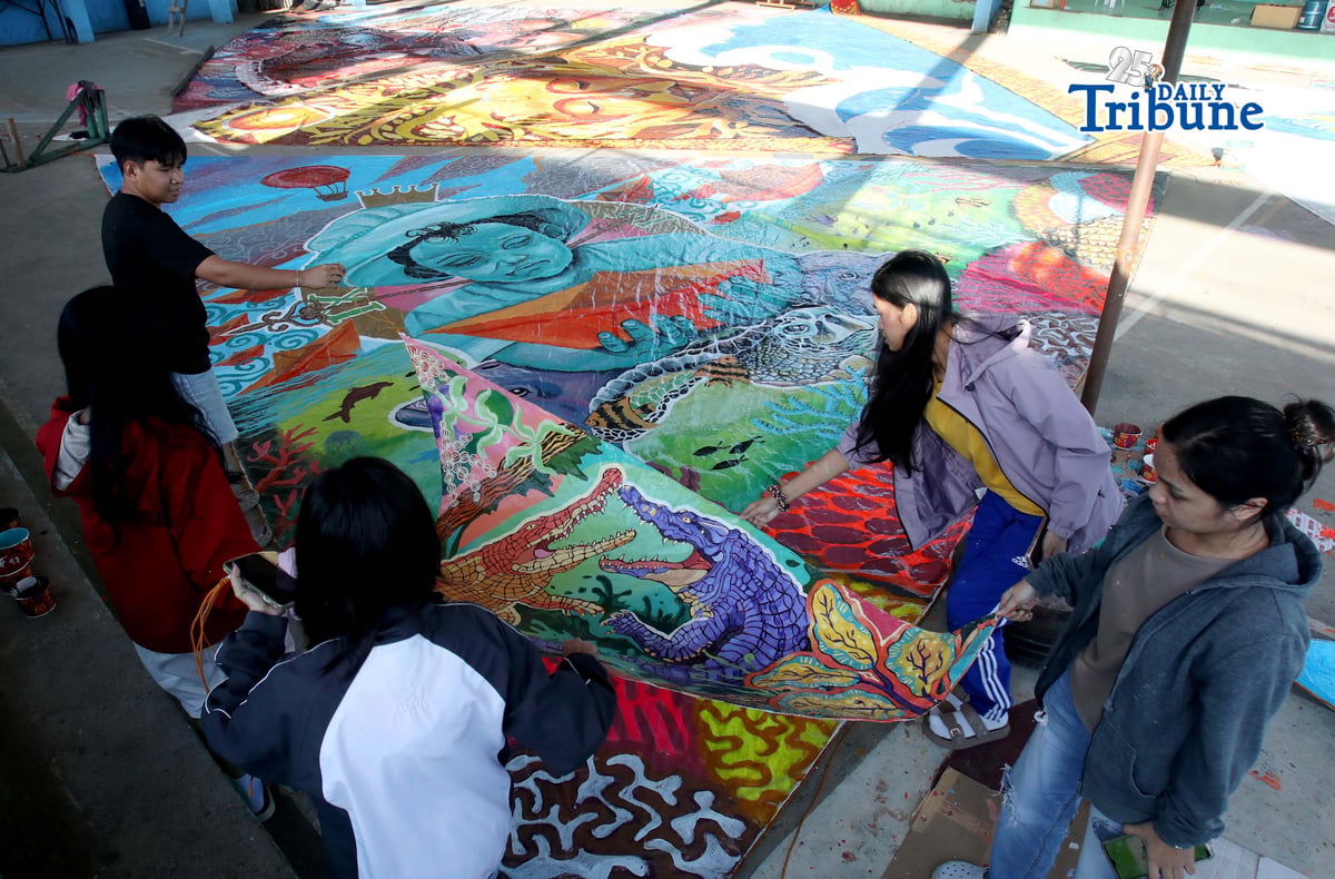 ARTISTS added the final details to their colorful painted pinta layag sails at Sto. Niño Gym in Sto. Niño Sur, Arevalo, Iloilo City, on Saturday, 28 February 2026, a day before the 53rd Iloilo-Guimaras Paraw Regatta Festival on 01 March.
The celebration features paraws, traditional Visayan double-outrigger sailboats, racing through the Iloilo Strait in a display of speed, skill, and artistry.
Held annually in the Arevalo district, the regatta is considered the oldest traditional sailing event in Asia and the largest of its kind in the Philippines, making it a centerpiece of Iloilo City’s festival calendar.