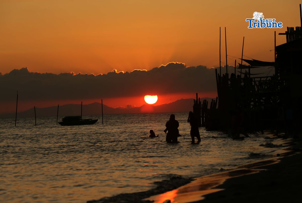 (February 28 2026) A vibrant sunset paints the sky in hues of orange and gold along the shoreline of Arevalo in Iloilo City on February 28, 2026. Silhouettes of the kids enjoy swimming and strolling residents create a tranquil scene against the fading light. The Philippine Atmospheric, Geophysical and Astronomical Services Administration (PAGASA) said the northeast monsoon, locally known as “amihan,” may gradually weaken in the coming days, paving the way for warmer temperatures across most parts of the country. Photo/Analy Labor
