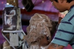 Wood sculpture artist 
