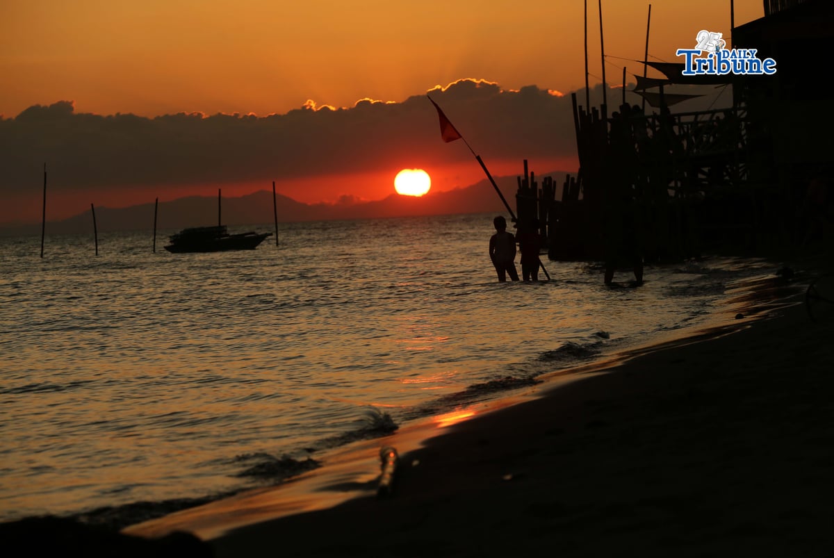 (February 28 2026) A vibrant sunset paints the sky in hues of orange and gold along the shoreline of Arevalo in Iloilo City on February 28, 2026. Silhouettes of the kids enjoy swimming and strolling residents create a tranquil scene against the fading light. The Philippine Atmospheric, Geophysical and Astronomical Services Administration (PAGASA) said the northeast monsoon, locally known as “amihan,” may gradually weaken in the coming days, paving the way for warmer temperatures across most parts of the country. Photo/Analy Labor