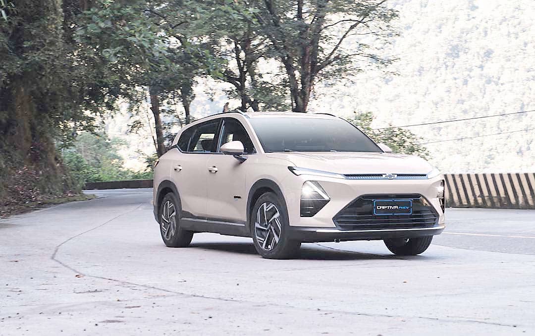 CAPTIVA PHEV takes on a winding mountain road, combining electric drive with a 1.5-liter engine for longer trips.