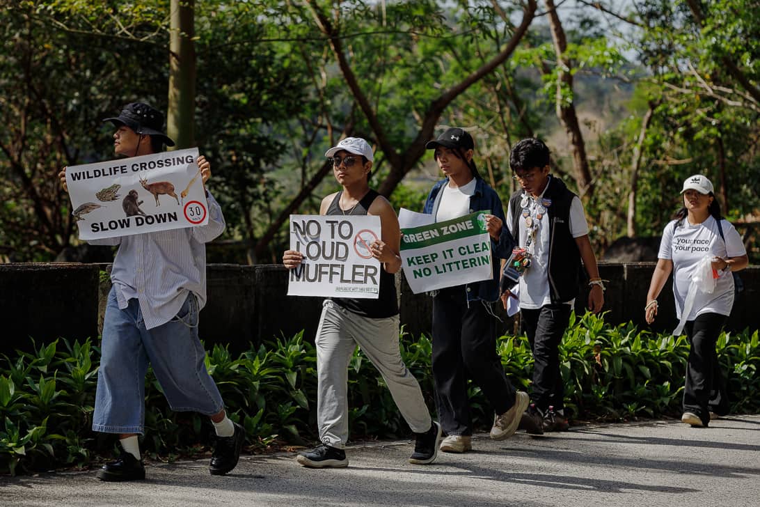 Environmental advocates collect trash and hold banners urging motorists to slow down along Kilometer 45 of Marcos Highway in Baras, Rizal, during the “Youth 4 Masungi Day” cleanup drive marking the 10th anniversary of Masungi Georeserve on Sunday, 1 March 2026.

Community affairs officer Jannah Rabago said the activity is part of a campaign to protect wildlife and preserve the area covered by Presidential Proclamation No. 1636, which declares Masungi a national park and wildlife sanctuary.

“’Yung pagbabawal natin, ’yung highway safety awareness na ginagawa natin, na una, pag-slow down ng mga sasakyan, at bukod doon ’yung no to open and loud mufflers, ay ginagawa natin dahil ayaw nating maistorbo ’yung mga buhay-ilang na mayroon tayo rito,” she said.