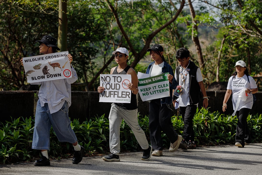 Environmental advocates collect trash and hold banners urging motorists to slow down along Kilometer 45 of Marcos Highway in Baras, Rizal, during the “Youth 4 Masungi Day” cleanup drive marking the 10th anniversary of Masungi Georeserve on Sunday, 1 March 2026.

Community affairs officer Jannah Rabago said the activity is part of a campaign to protect wildlife and preserve the area covered by Presidential Proclamation No. 1636, which declares Masungi a national park and wildlife sanctuary.

“’Yung pagbabawal natin, ’yung highway safety awareness na ginagawa natin, na una, pag-slow down ng mga sasakyan, at bukod doon ’yung no to open and loud mufflers, ay ginagawa natin dahil ayaw nating maistorbo ’yung mga buhay-ilang na mayroon tayo rito,” she said.