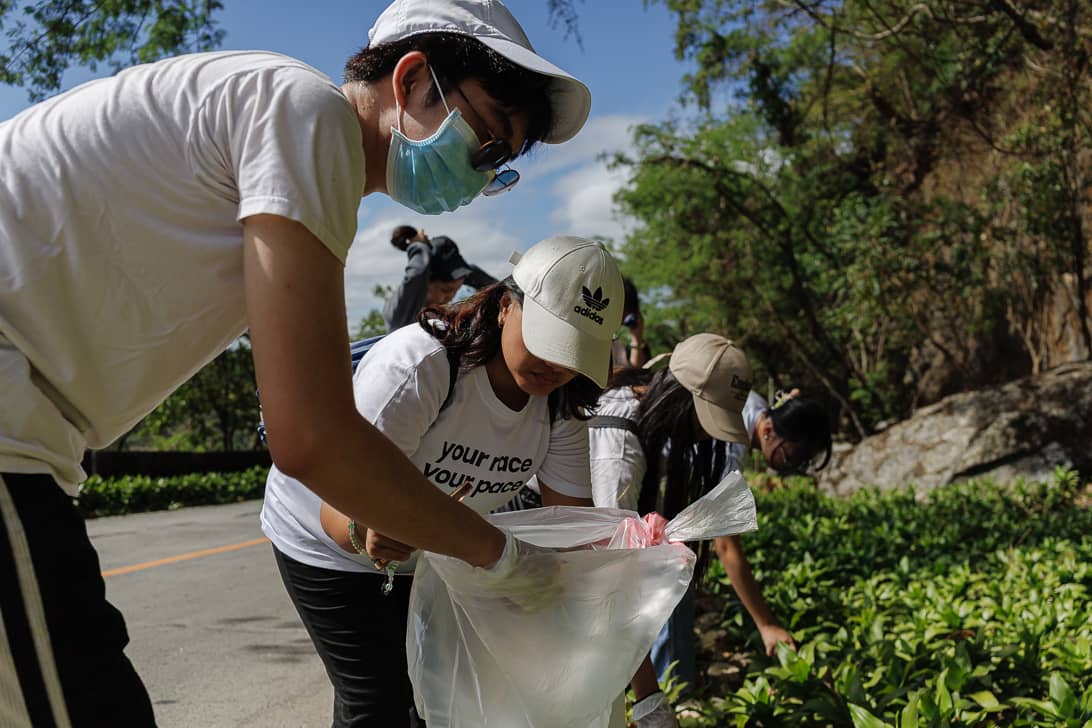 Environmental advocates collect trash and hold banners urging motorists to slow down along Kilometer 45 of Marcos Highway in Baras, Rizal, during the “Youth 4 Masungi Day” cleanup drive marking the 10th anniversary of Masungi Georeserve on Sunday, 1 March 2026.

Community affairs officer Jannah Rabago said the activity is part of a campaign to protect wildlife and preserve the area covered by Presidential Proclamation No. 1636, which declares Masungi a national park and wildlife sanctuary.

“’Yung pagbabawal natin, ’yung highway safety awareness na ginagawa natin, na una, pag-slow down ng mga sasakyan, at bukod doon ’yung no to open and loud mufflers, ay ginagawa natin dahil ayaw nating maistorbo ’yung mga buhay-ilang na mayroon tayo rito,” she said.