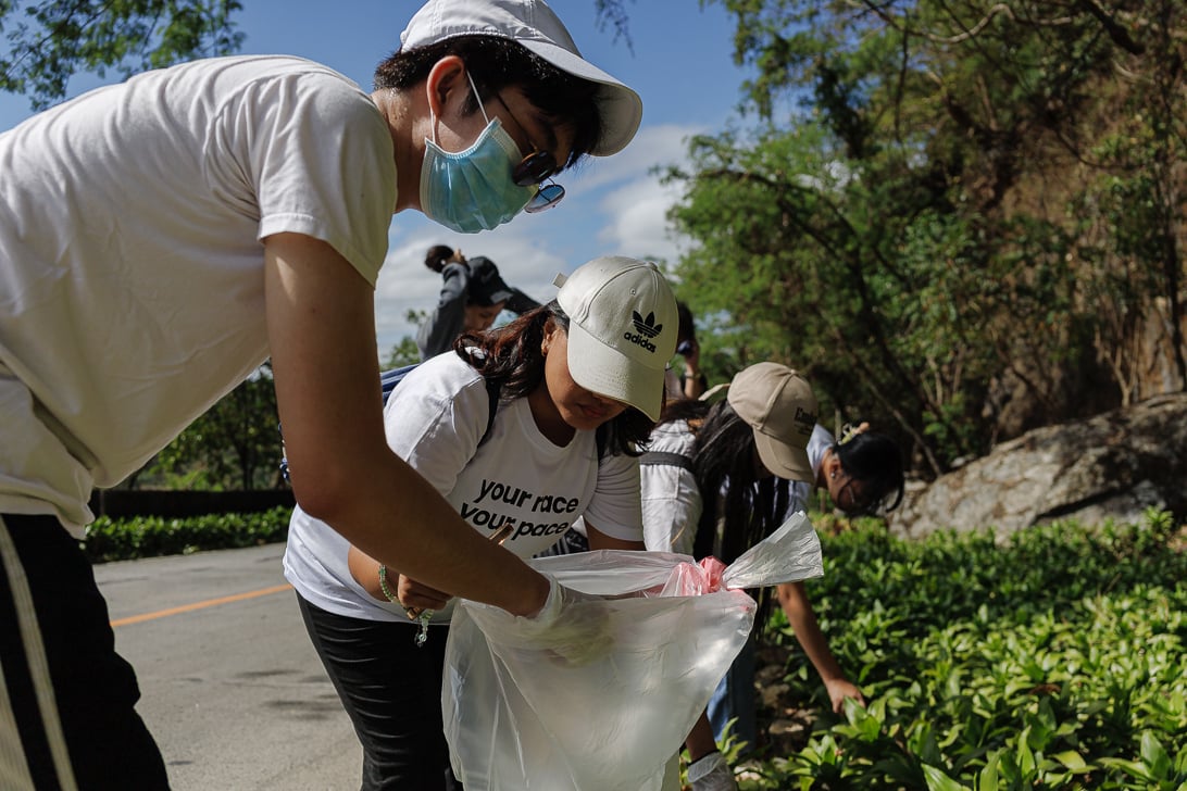 Environmental advocates collect trash and hold banners urging motorists to slow down along Kilometer 45 of Marcos Highway in Baras, Rizal, during the “Youth 4 Masungi Day” cleanup drive marking the 10th anniversary of Masungi Georeserve on Sunday, 1 March 2026.

Community affairs officer Jannah Rabago said the activity is part of a campaign to protect wildlife and preserve the area covered by Presidential Proclamation No. 1636, which declares Masungi a national park and wildlife sanctuary.

“’Yung pagbabawal natin, ’yung highway safety awareness na ginagawa natin, na una, pag-slow down ng mga sasakyan, at bukod doon ’yung no to open and loud mufflers, ay ginagawa natin dahil ayaw nating maistorbo ’yung mga buhay-ilang na mayroon tayo rito,” she said.