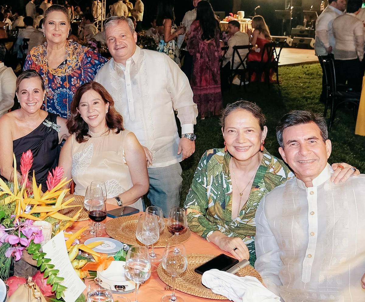 Standing: Junie and Fernando Peña; Seated Sofia Elizalde , Claudia Tambunting , Barbara and Miguel Aboitiz