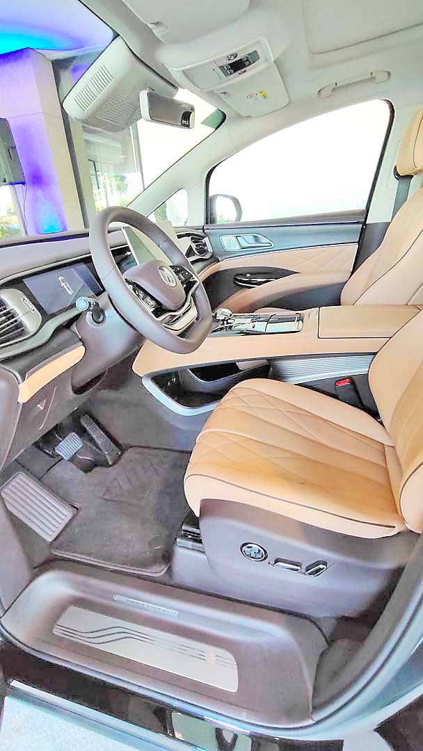 NAPPA leather seats and a wide digital display highlight the premium cabin of the plug-in hybrid Denza D9.