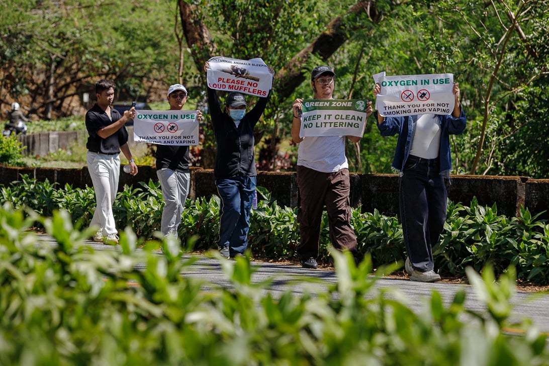 Environmental advocates collect trash and hold banners urging motorists to slow down along Kilometer 45 of Marcos Highway in Baras, Rizal, during the “Youth 4 Masungi Day” cleanup drive marking the 10th anniversary of Masungi Georeserve on Sunday, 1 March 2026.

Community affairs officer Jannah Rabago said the activity is part of a campaign to protect wildlife and preserve the area covered by Presidential Proclamation No. 1636, which declares Masungi a national park and wildlife sanctuary.

“’Yung pagbabawal natin, ’yung highway safety awareness na ginagawa natin, na una, pag-slow down ng mga sasakyan, at bukod doon ’yung no to open and loud mufflers, ay ginagawa natin dahil ayaw nating maistorbo ’yung mga buhay-ilang na mayroon tayo rito,” she said.