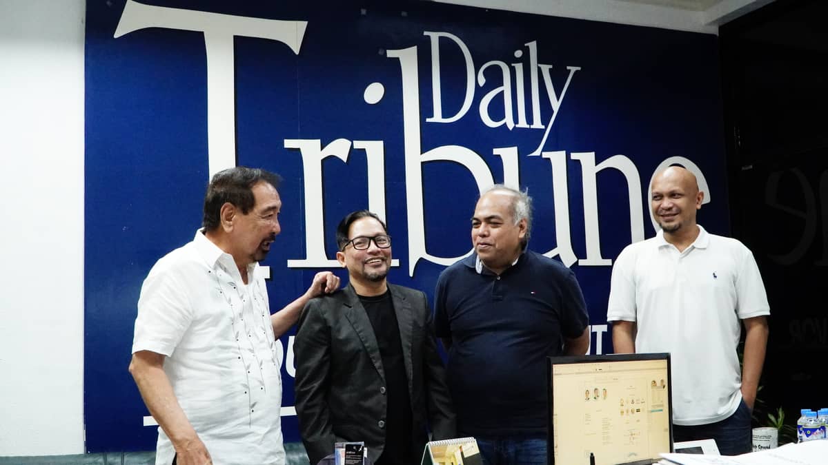 POLITICAL pundit Edward Chico (second from left) mixes humor and deep insights in exchanging views with DAILY TRIBUNE president Willie Fernandez (left), executive editor Chito Lozada (third from left), and Ricky Garcia, Motoring editor.