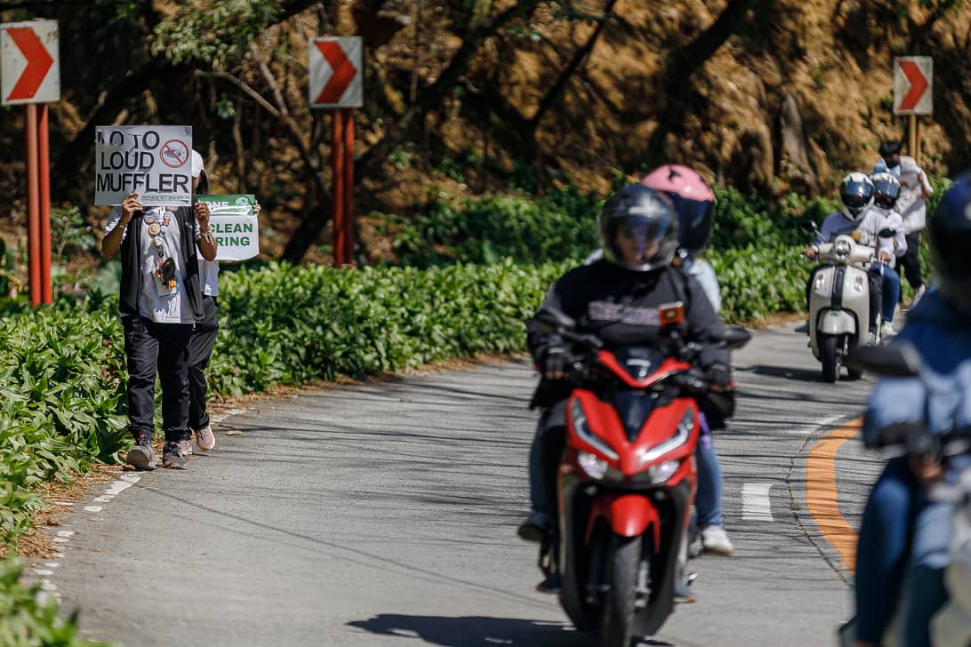Environmental advocates collect trash and hold banners urging motorists to slow down along Kilometer 45 of Marcos Highway in Baras, Rizal, during the “Youth 4 Masungi Day” cleanup drive marking the 10th anniversary of Masungi Georeserve on Sunday, 1 March 2026.

Community affairs officer Jannah Rabago said the activity is part of a campaign to protect wildlife and preserve the area covered by Presidential Proclamation No. 1636, which declares Masungi a national park and wildlife sanctuary.

“’Yung pagbabawal natin, ’yung highway safety awareness na ginagawa natin, na una, pag-slow down ng mga sasakyan, at bukod doon ’yung no to open and loud mufflers, ay ginagawa natin dahil ayaw nating maistorbo ’yung mga buhay-ilang na mayroon tayo rito,” she said.