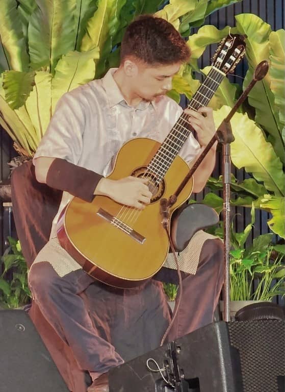 GUITARIST Leandro Ong.