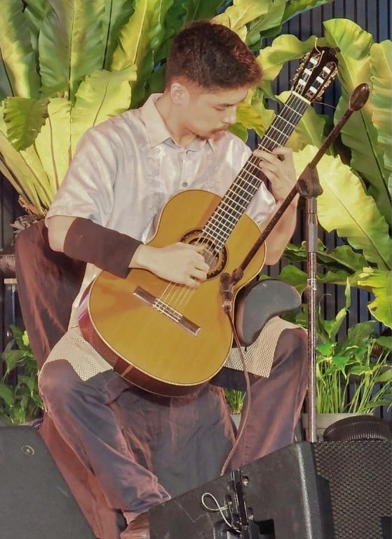 GUITARIST Leandro Ong.
