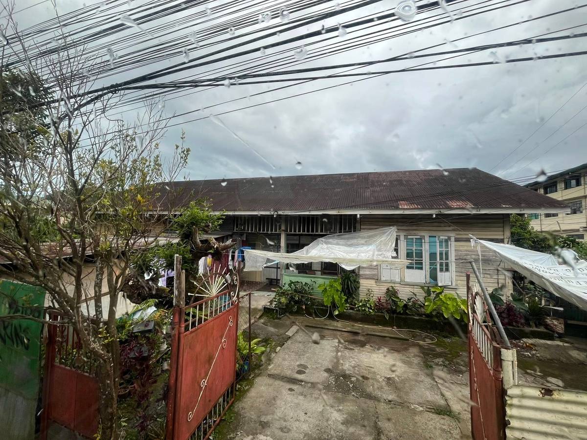 AN American-era wooden cottage still used as staff housing, preserving early 20th-century Cordillera architectural character.